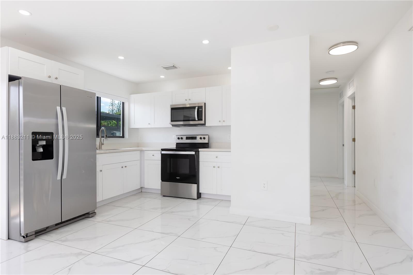   /  1998 sq. ft. $ 2025-09-23 0 Photo