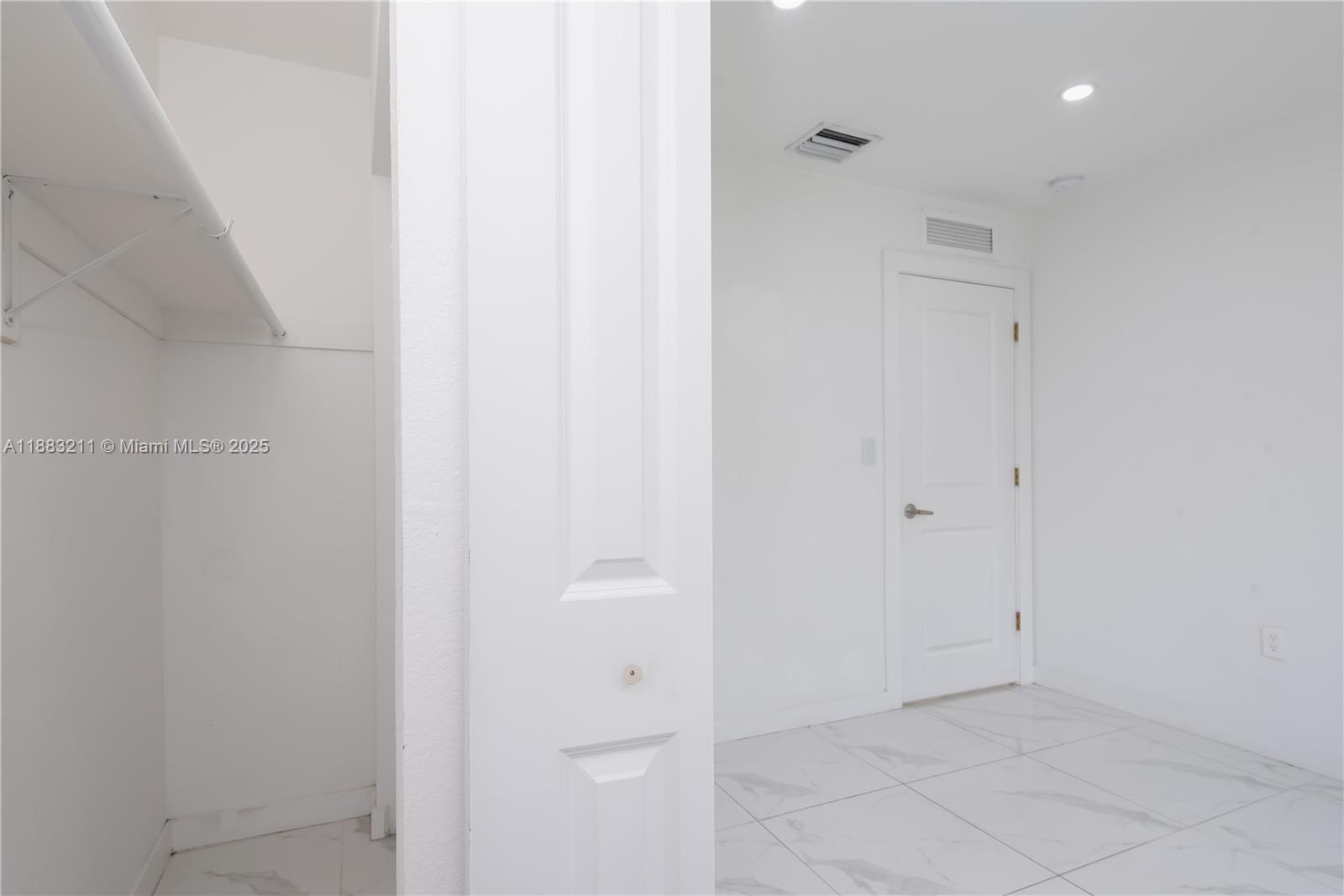   /  1998 sq. ft. $ 2025-09-23 0 Photo
