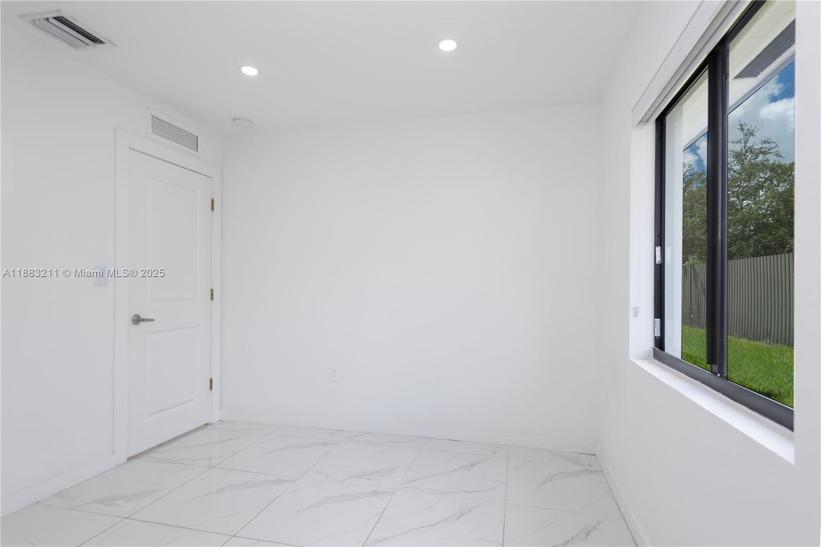   /  1998 sq. ft. $ 2025-09-23 0 Photo