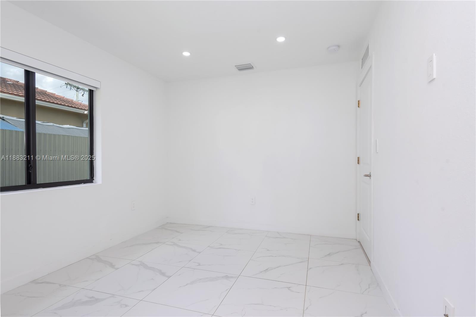   /  1998 sq. ft. $ 2025-09-23 0 Photo