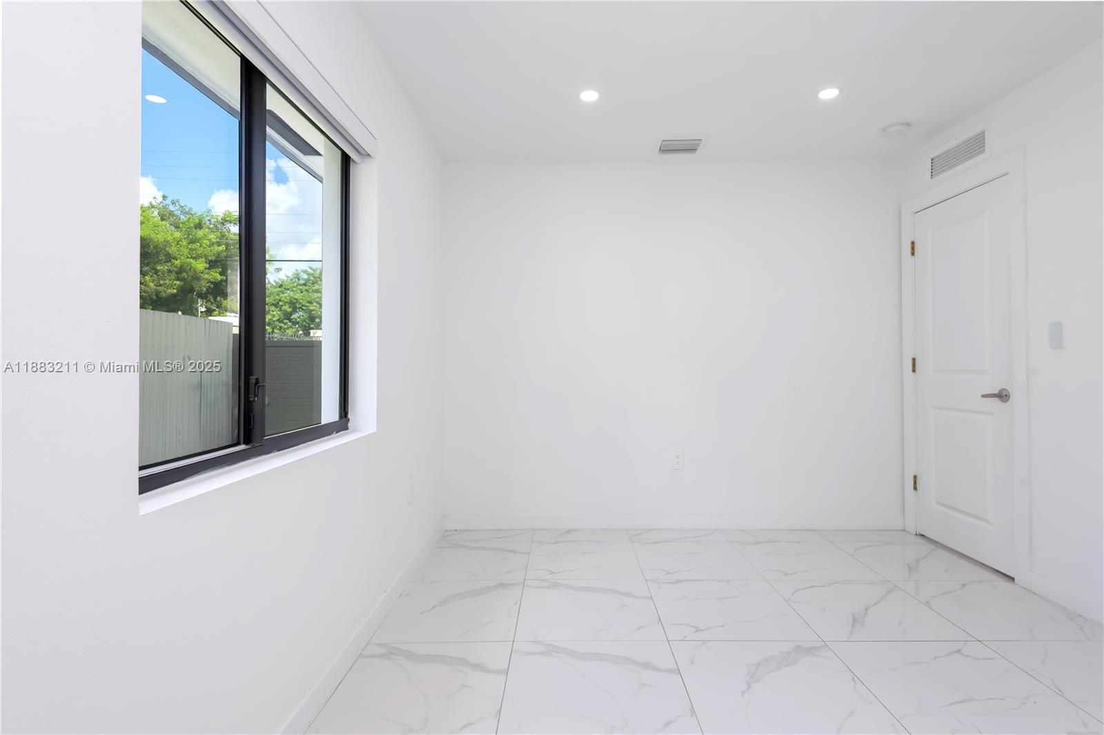   /  1998 sq. ft. $ 2025-09-23 0 Photo