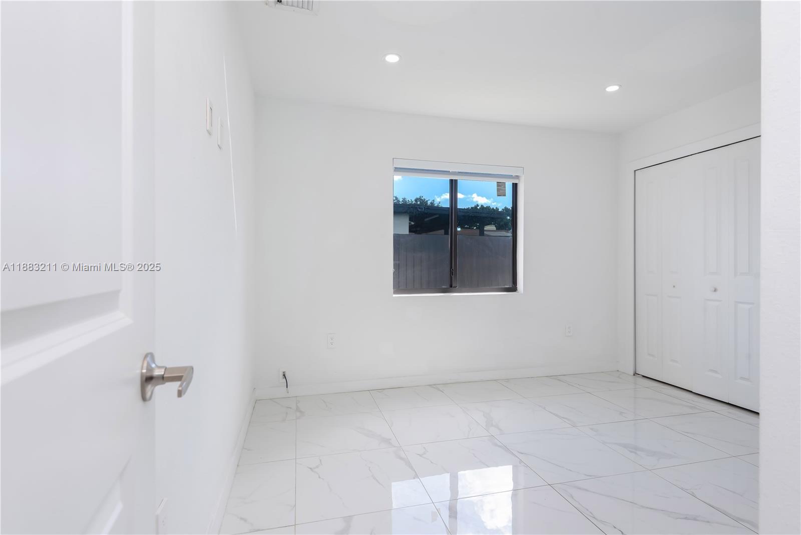   /  1998 sq. ft. $ 2025-09-23 0 Photo