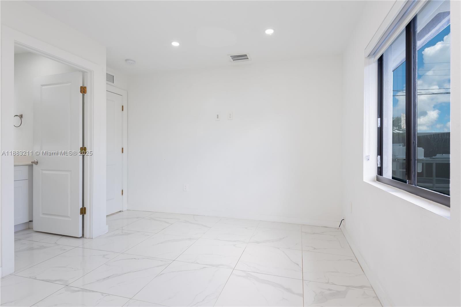   /  1998 sq. ft. $ 2025-09-23 0 Photo