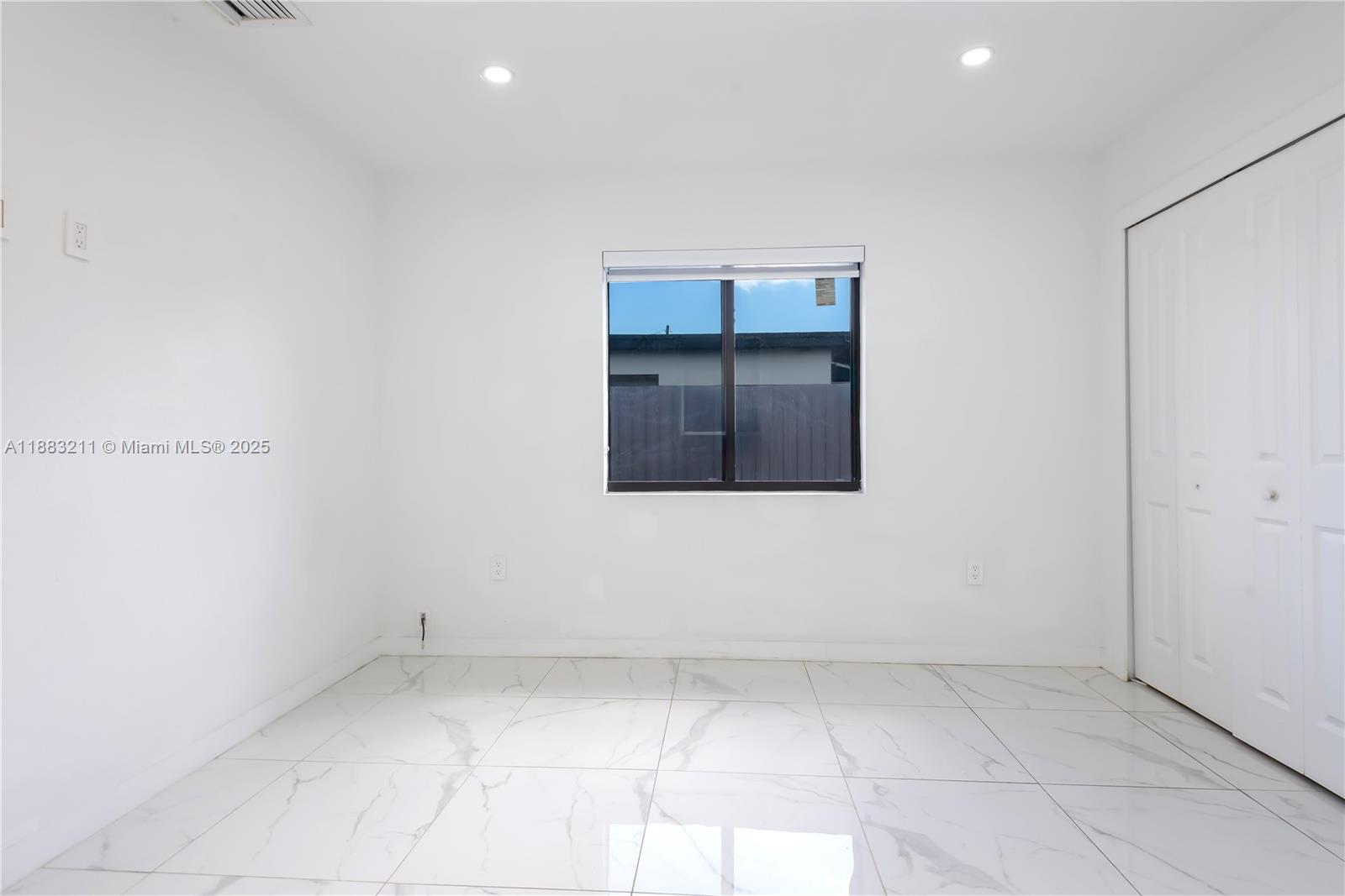   /  1998 sq. ft. $ 2025-09-23 0 Photo