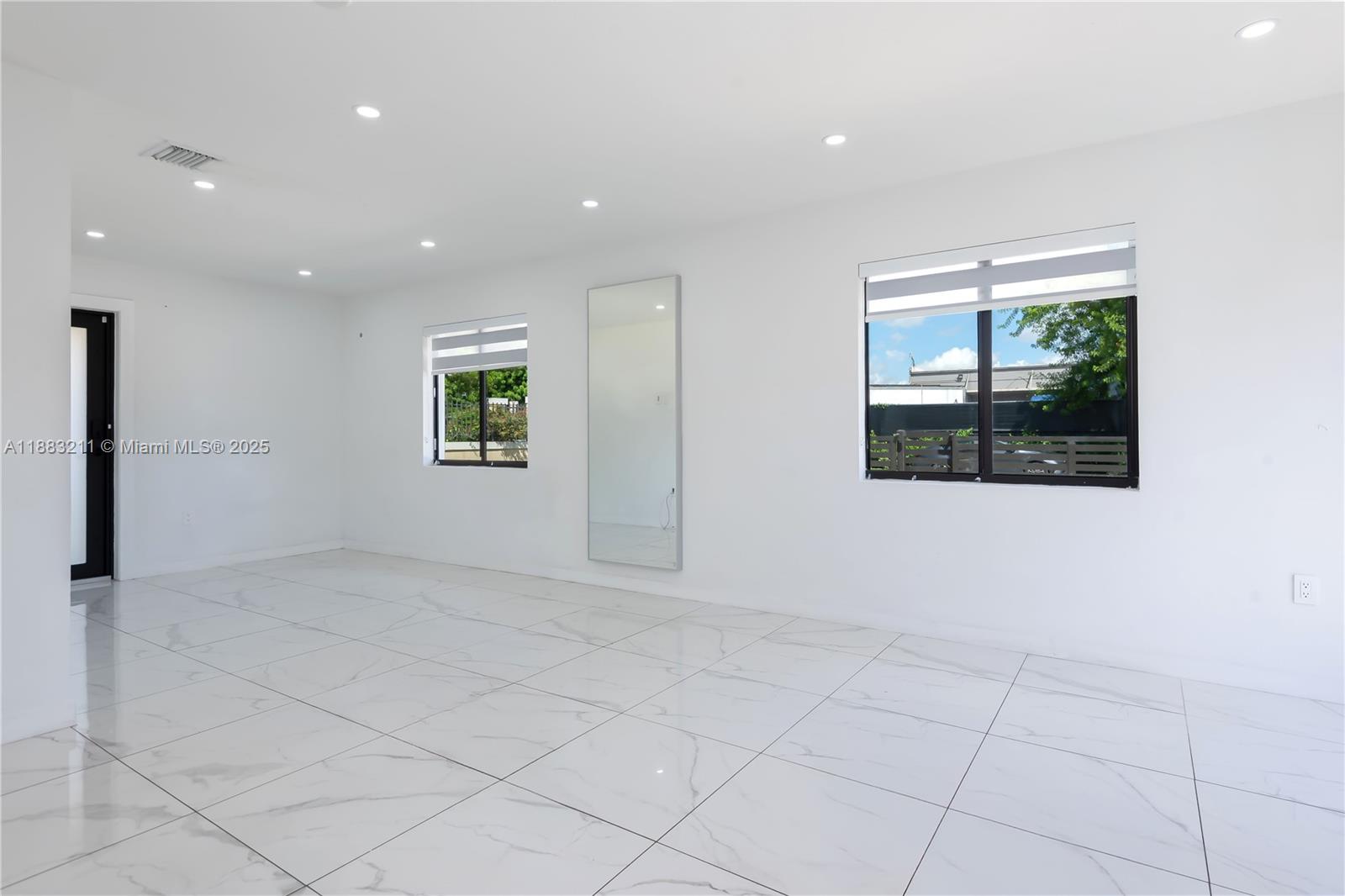   /  1998 sq. ft. $ 2025-09-23 0 Photo