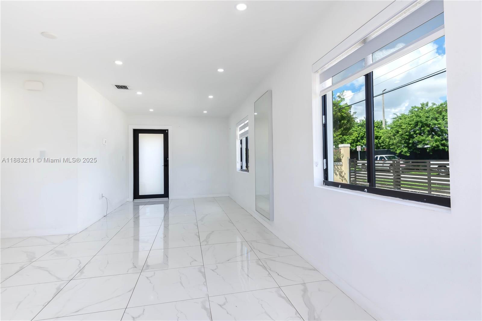   /  1998 sq. ft. $ 2025-09-23 0 Photo