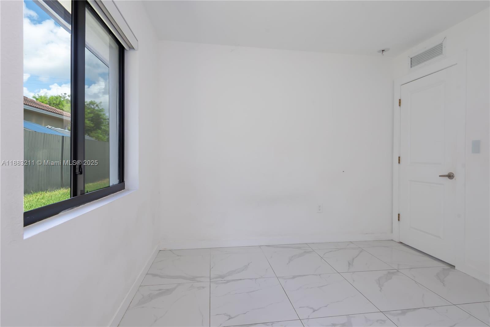   /  1998 sq. ft. $ 2025-09-23 0 Photo