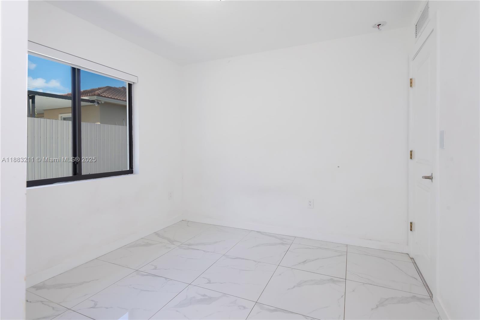   /  1998 sq. ft. $ 2025-09-23 0 Photo