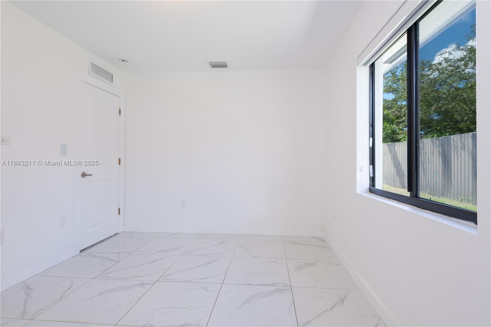   /  1998 sq. ft. $ 2025-09-23 0 Photo