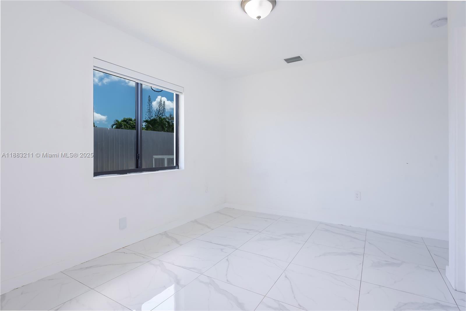   /  1998 sq. ft. $ 2025-09-23 0 Photo