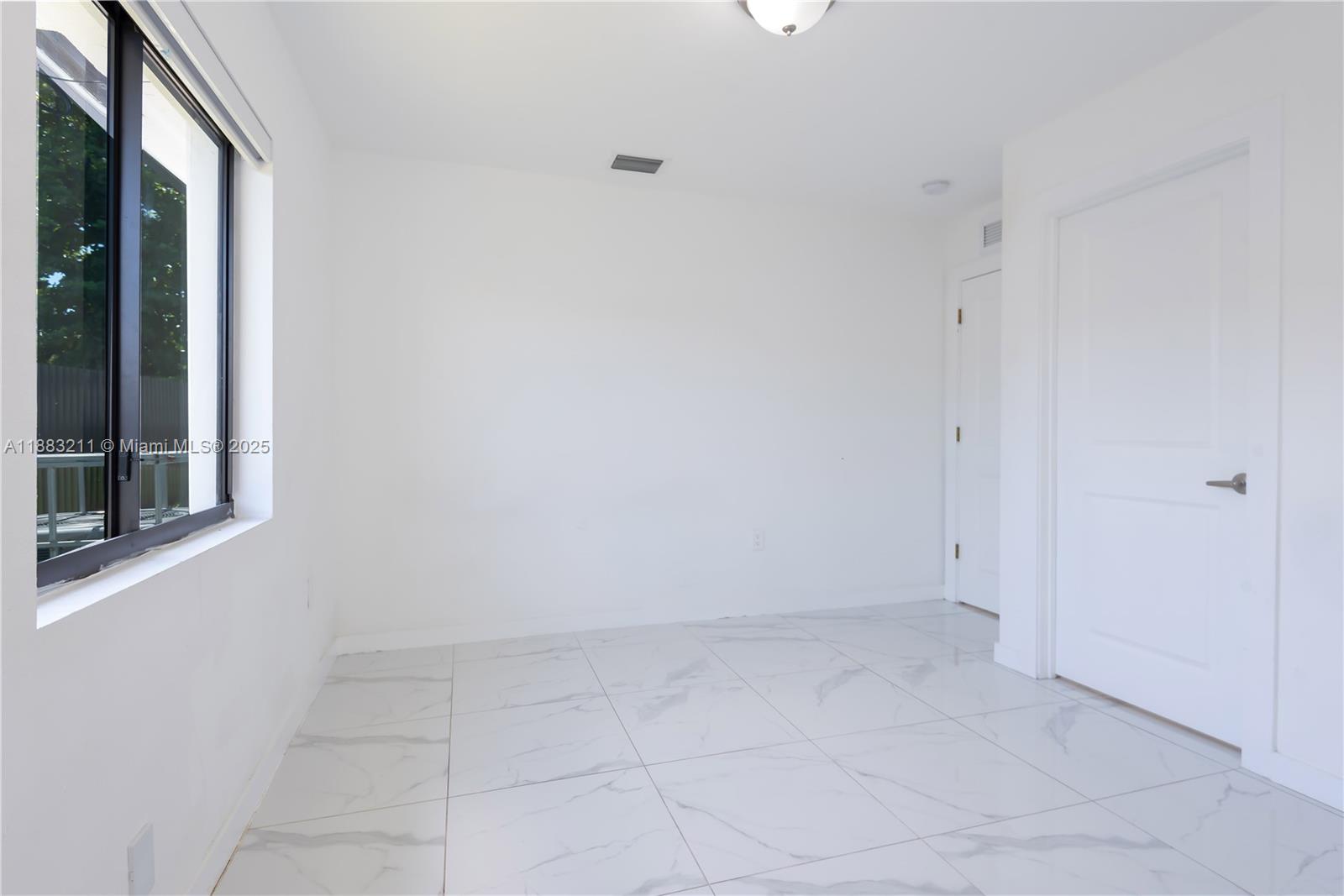   /  1998 sq. ft. $ 2025-09-23 0 Photo
