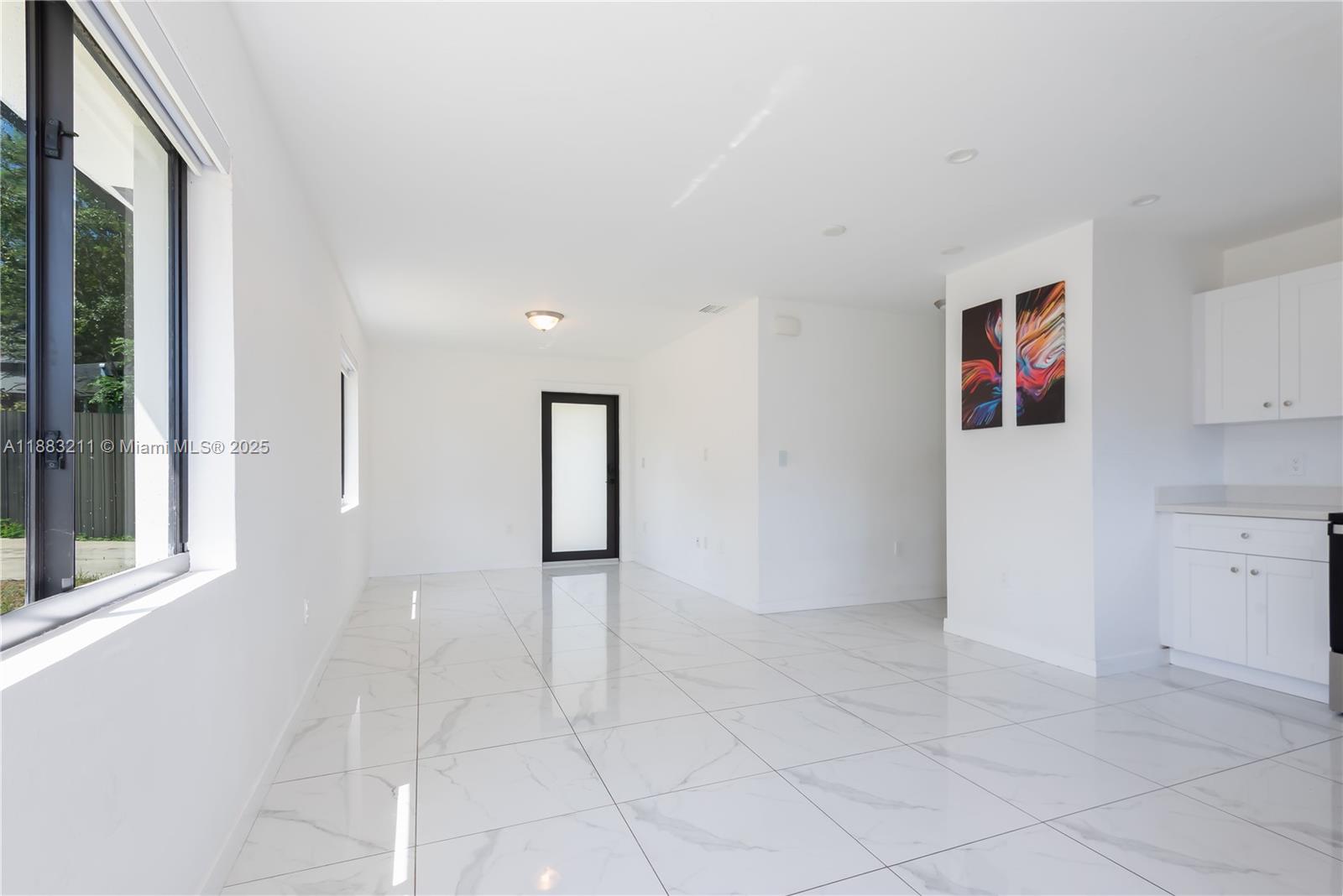   /  1998 sq. ft. $ 2025-09-23 0 Photo