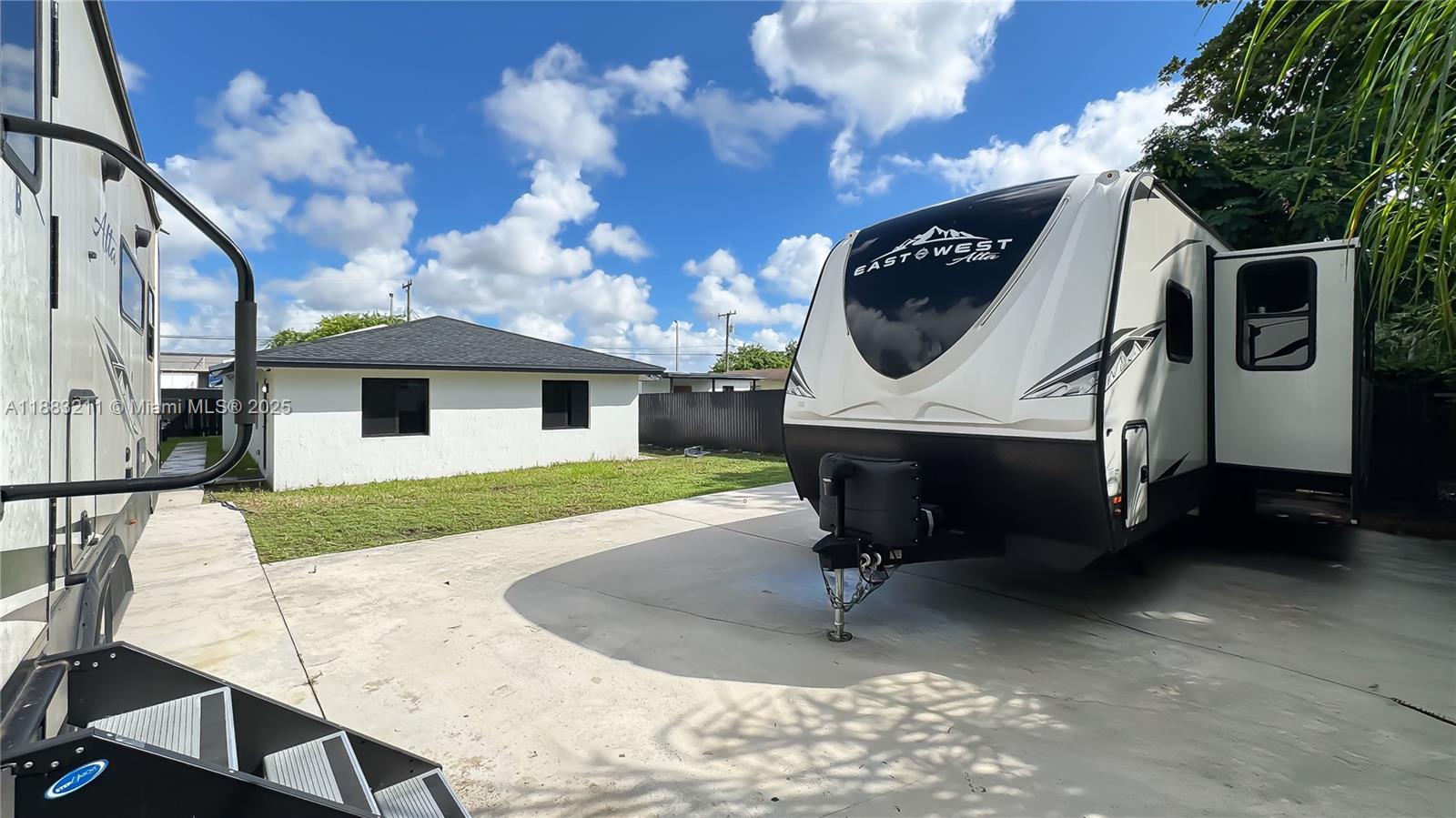   /  1998 sq. ft. $ 2025-09-23 0 Photo