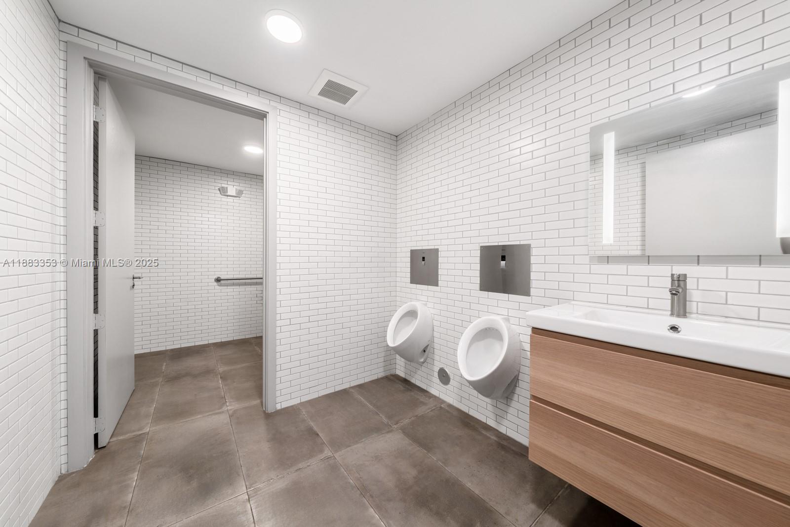 1  /   sq. ft. $ 2025-09-23 0 Photo
