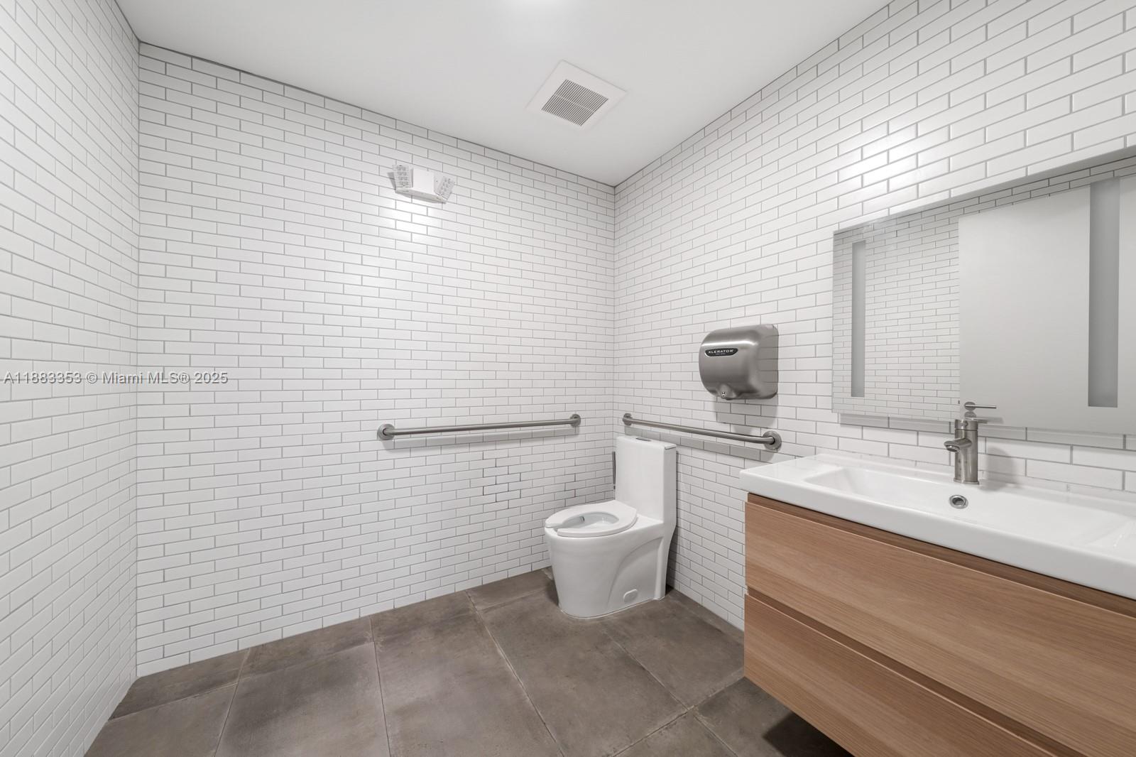 1  /   sq. ft. $ 2025-09-23 0 Photo