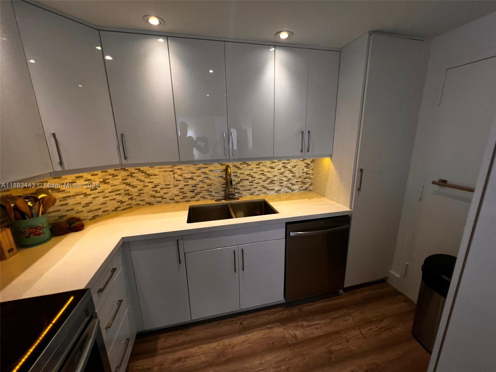 1021 2 / 2 1350 sq. ft. $ 2025-09-23 0 Photo