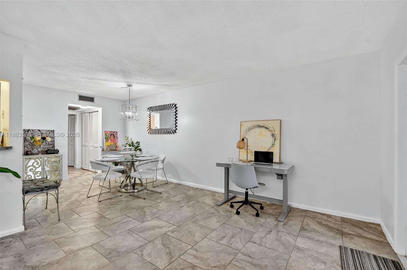 2009 1 / 2 700 sq. ft. $ 2026-07-24 0 foto