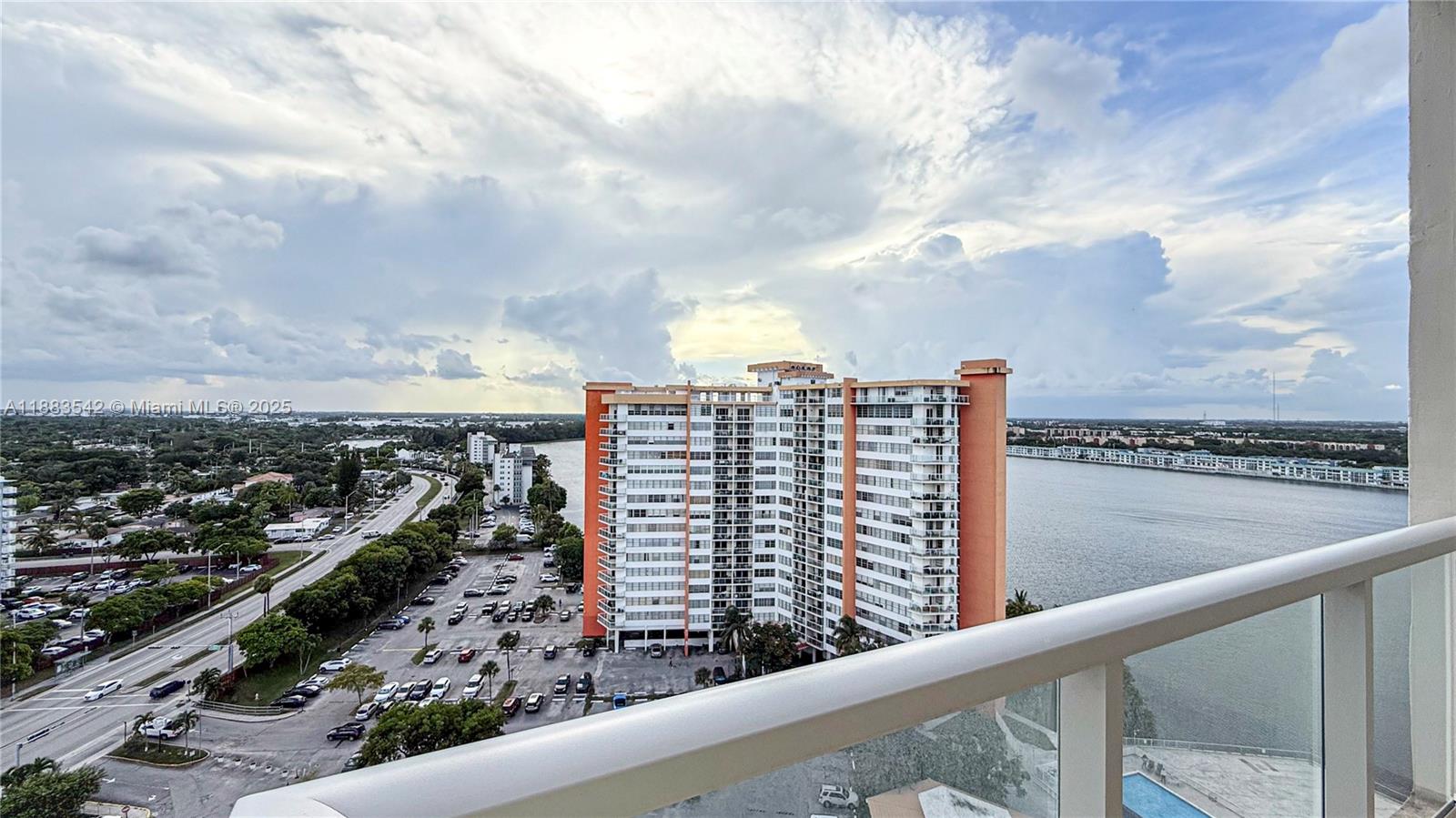 Ver detalles 1701E 1 / 1 801 sq. ft. $ 2025-09-23 0 foto