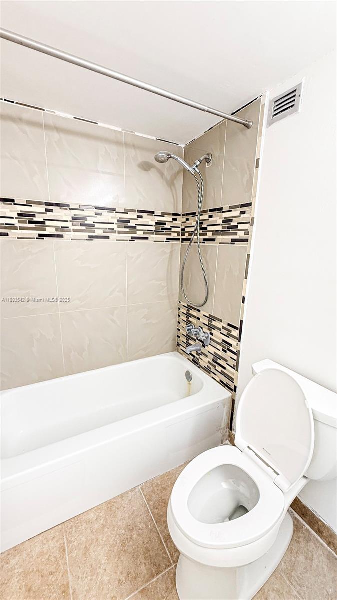 Ver detalles 1701E 1 / 1 801 sq. ft. $ 2025-09-23 0 foto