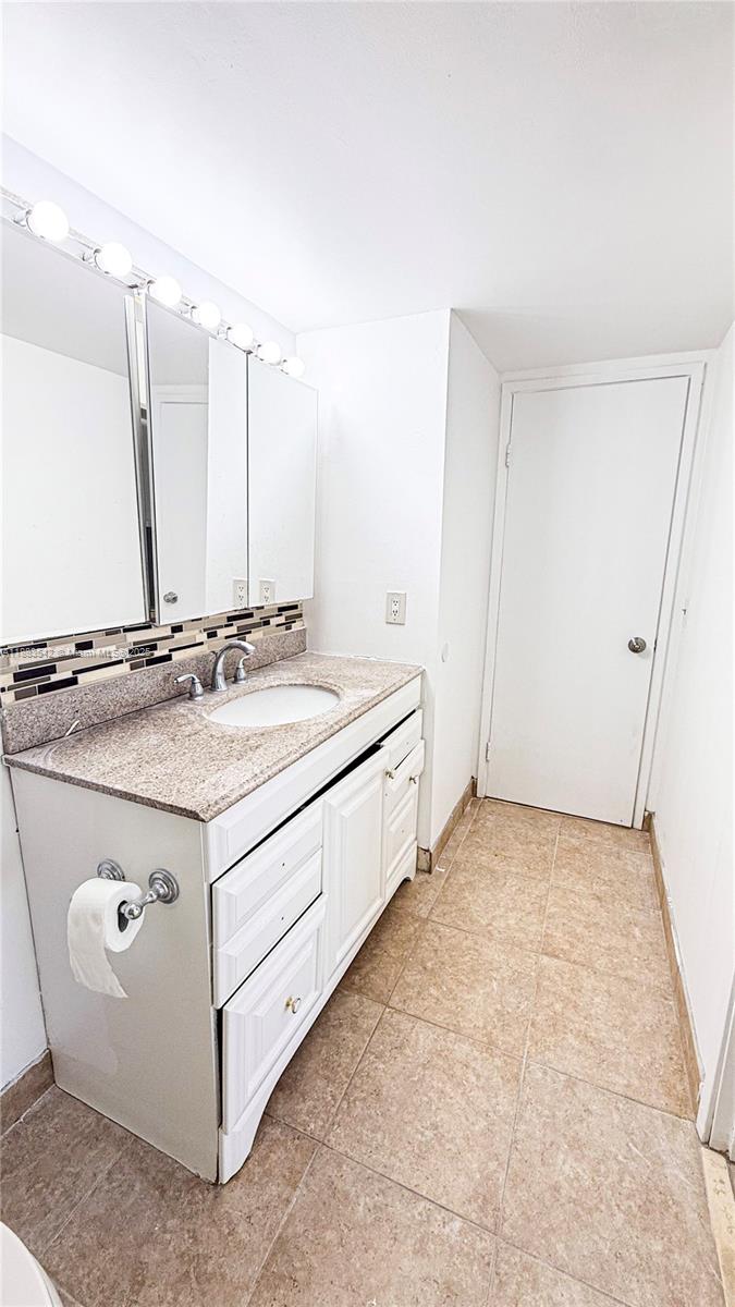 Ver detalles 1701E 1 / 1 801 sq. ft. $ 2025-09-23 0 foto