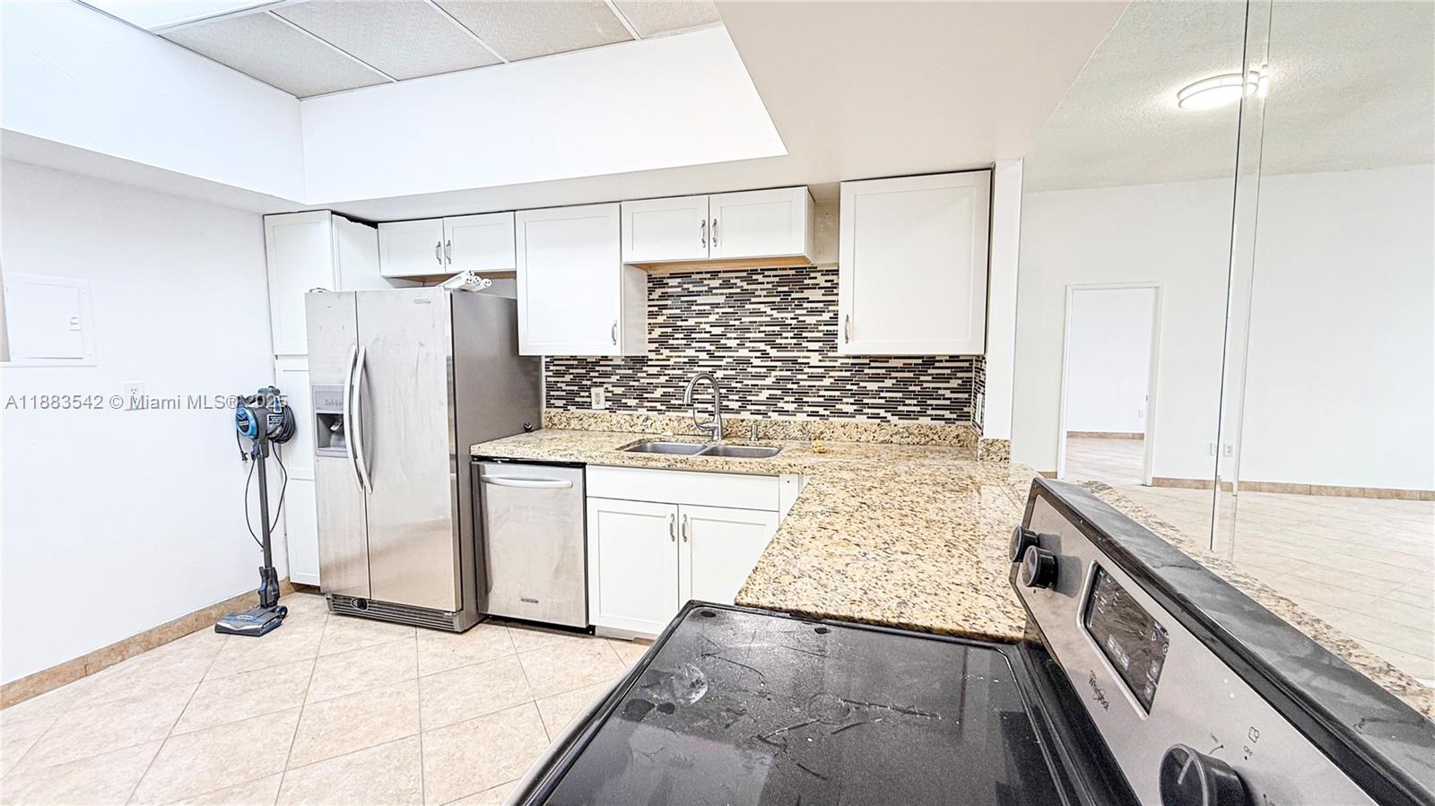Ver detalles 1701E 1 / 1 801 sq. ft. $ 2025-09-23 0 foto
