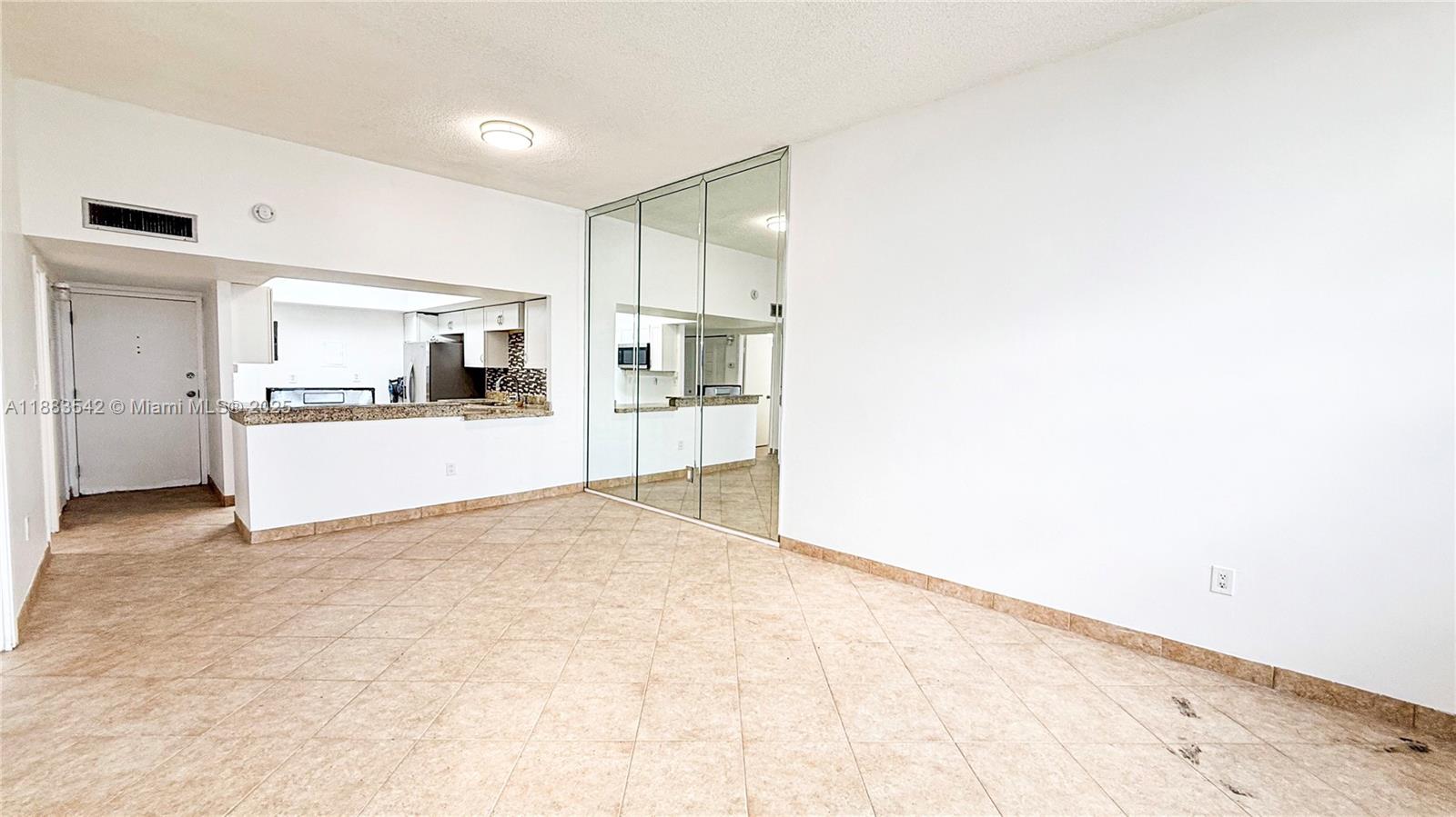Ver detalles 1701E 1 / 1 801 sq. ft. $ 2025-09-23 0 foto