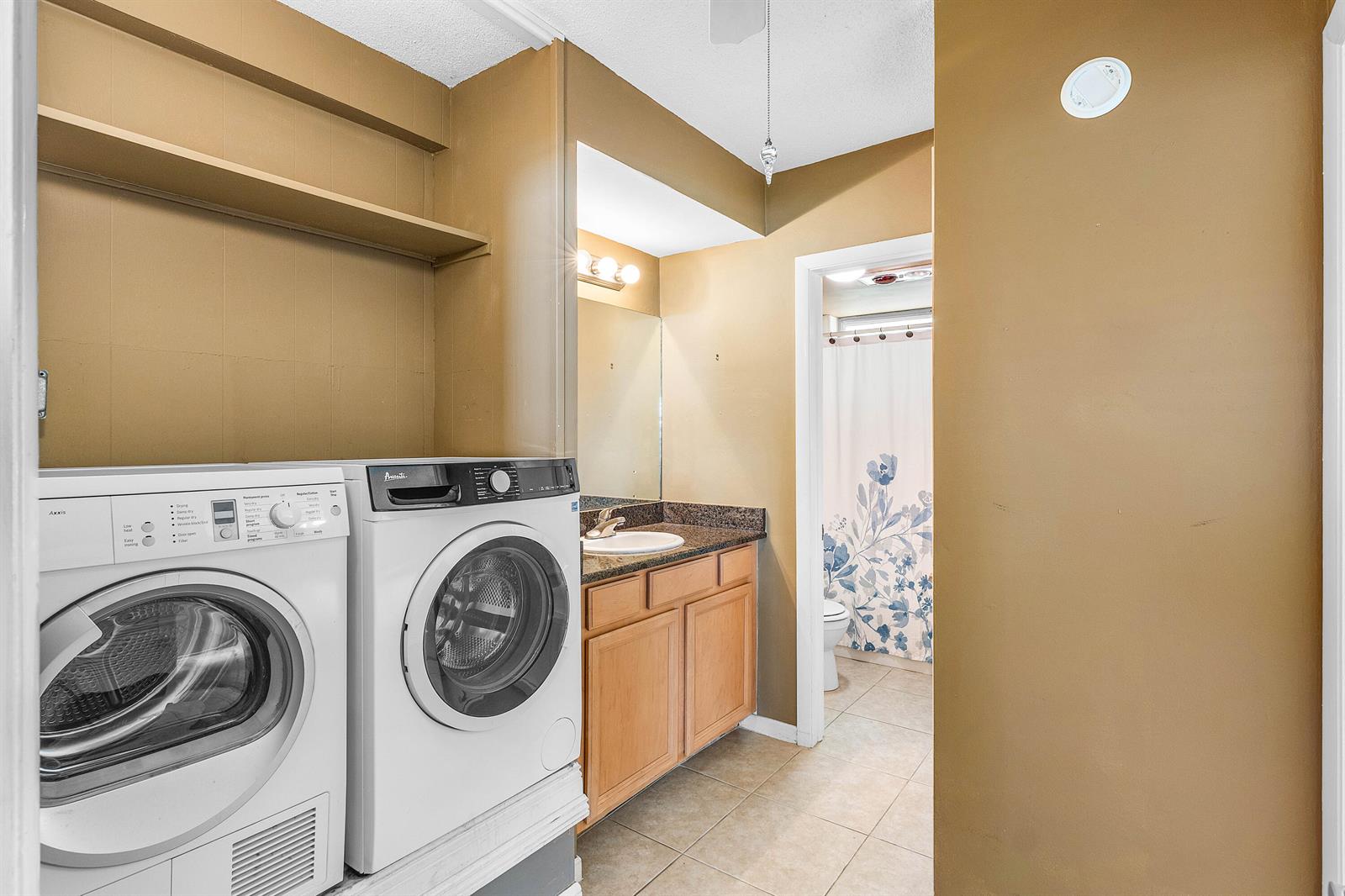 Ver detalles A3 1 / 1 754 sq. ft. $ 2026-06-01 0 foto
