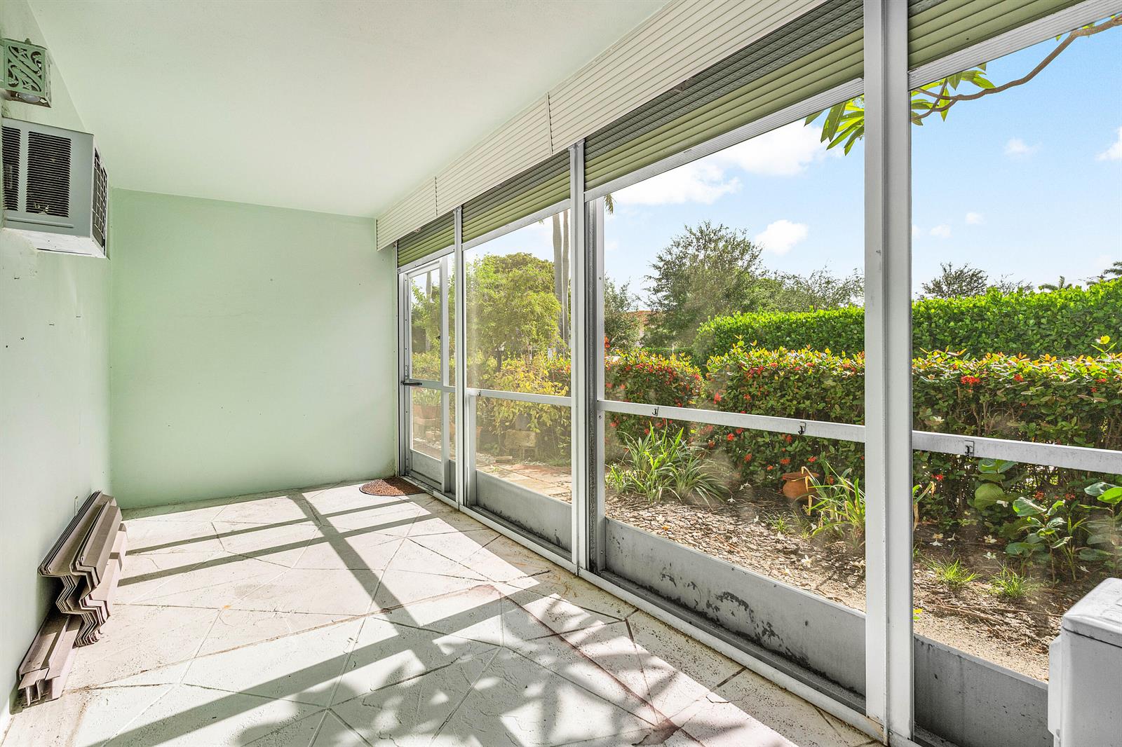 Ver detalles A3 1 / 1 754 sq. ft. $ 2026-06-01 0 foto