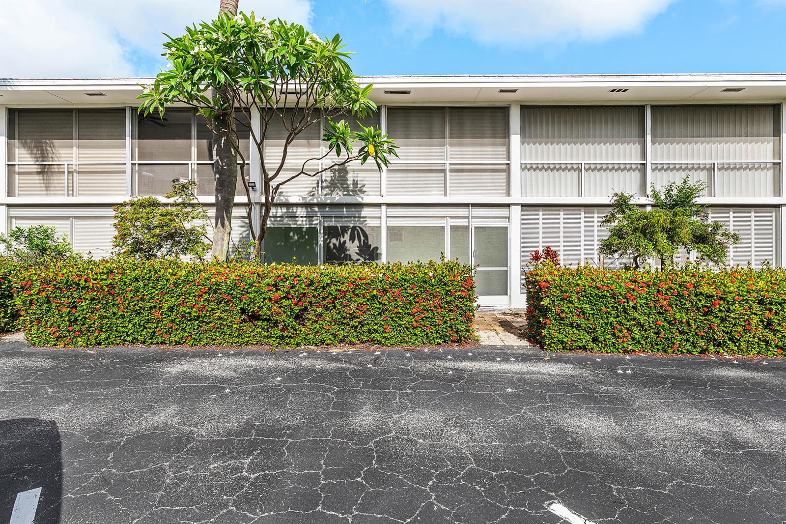 Ver detalles A3 1 / 1 754 sq. ft. $ 2026-06-01 0 foto