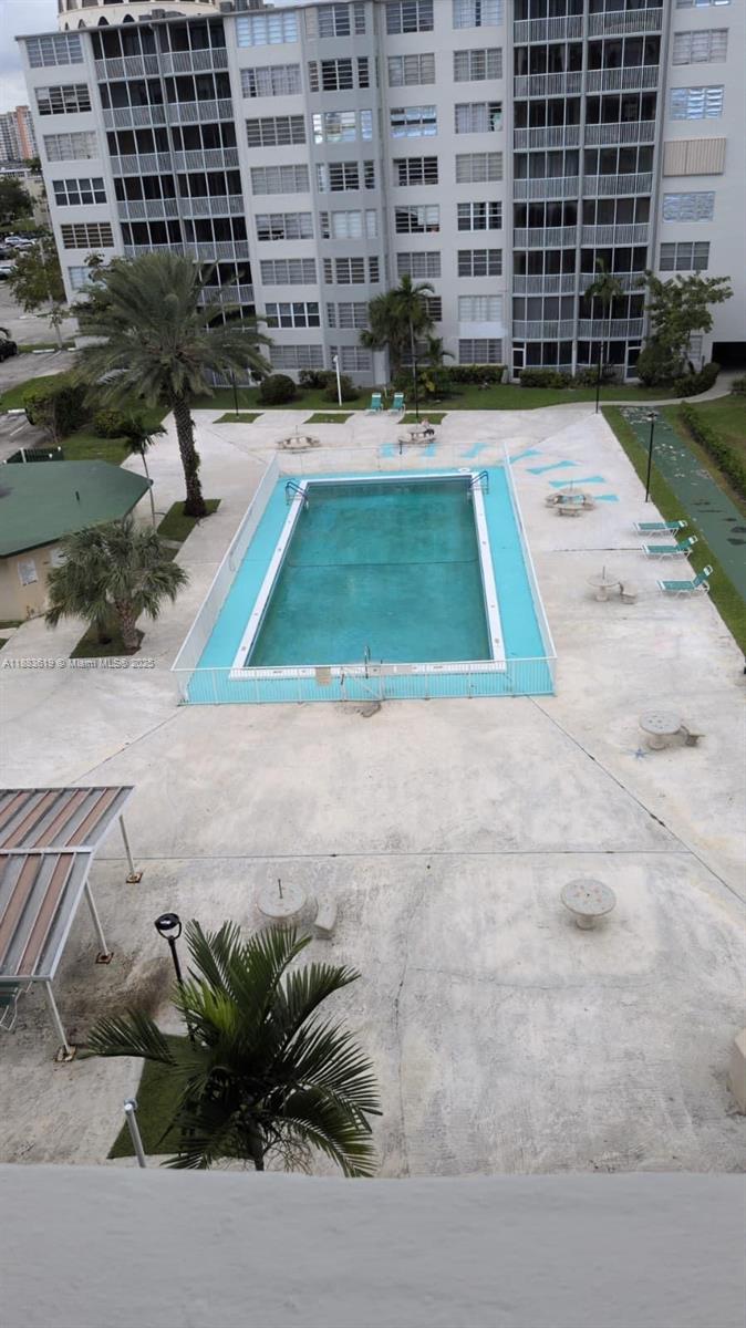 See details 112-2 2 / 2 1036 sq. ft. $ 2025-10-21 0 Photo