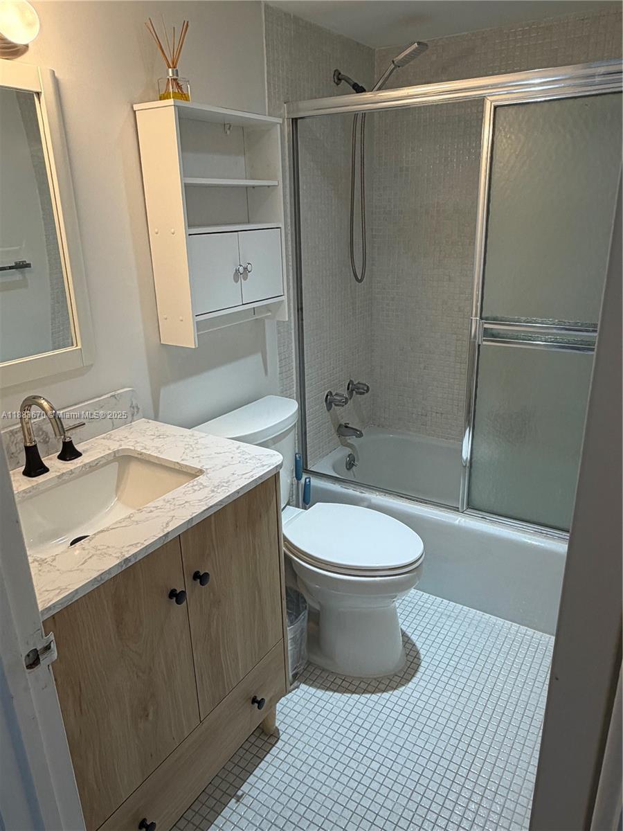 8L 1 / 2 870 sq. ft. $ 2025-09-23 0 Photo