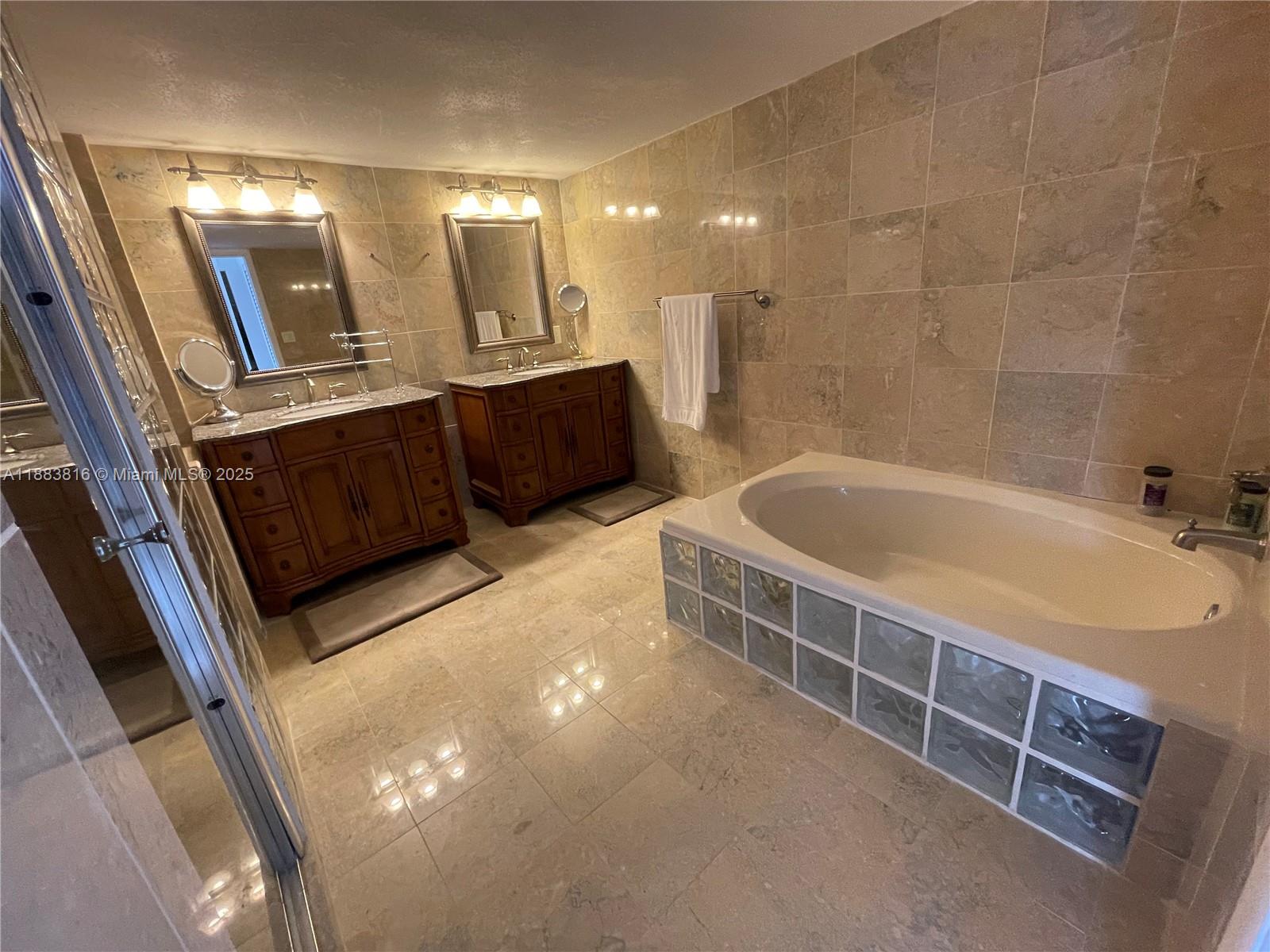 Photo of 2751 Ocean Dr  #1204S, Hollywood, Florida, 33019 - Master Bathroom Tub