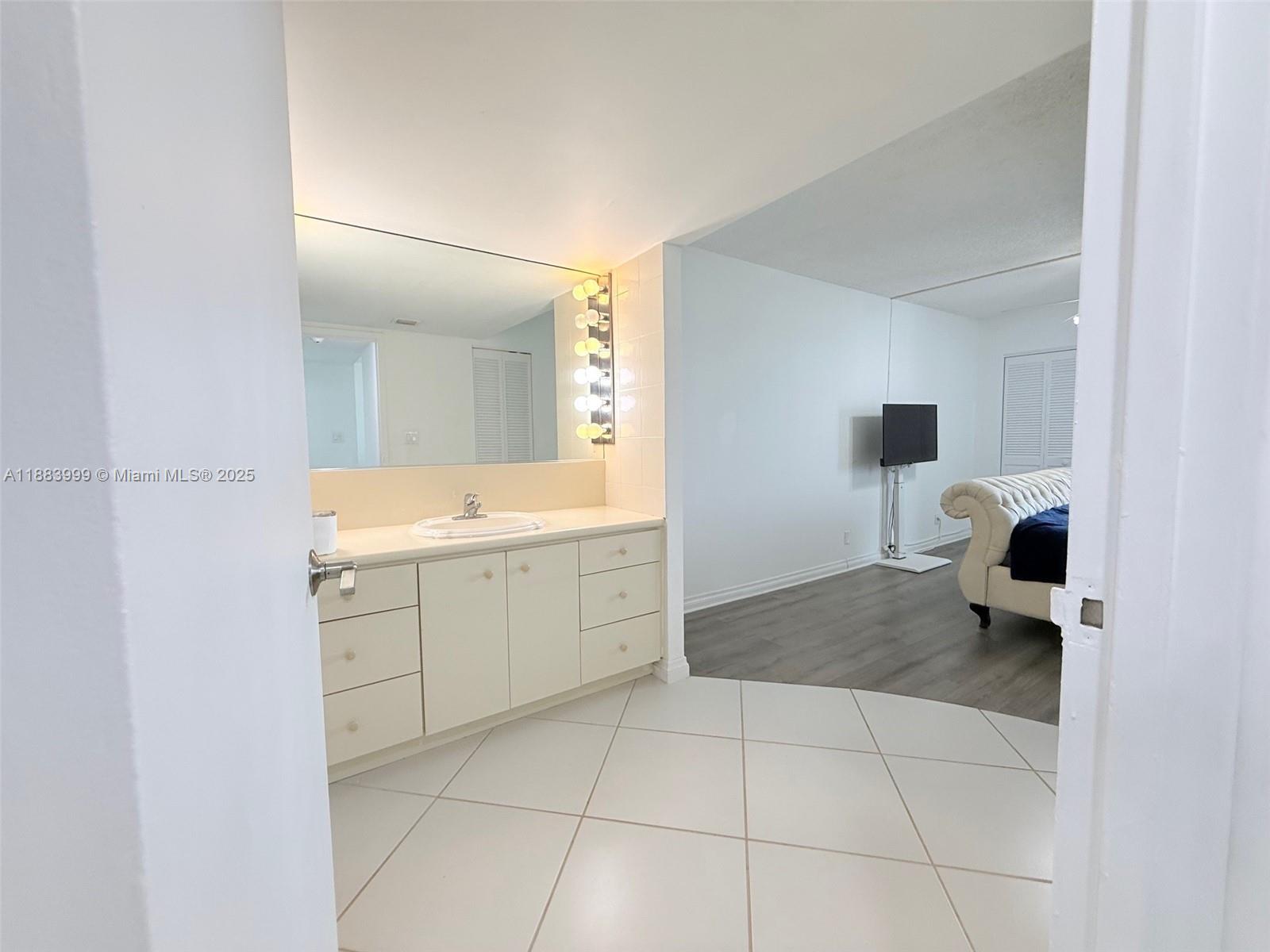 1902 1 / 2 991 sq. ft. $ 2025-09-24 0 foto
