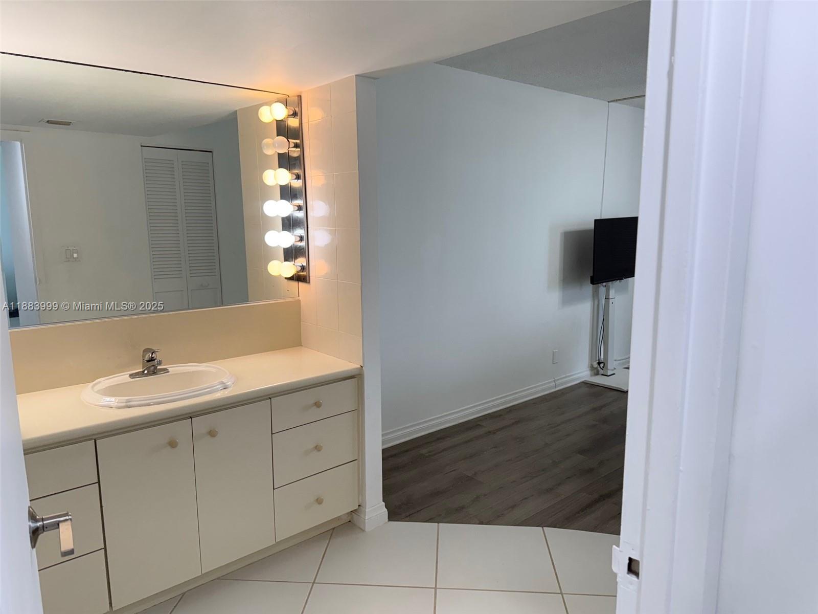 1902 1 / 2 991 sq. ft. $ 2025-09-24 0 foto