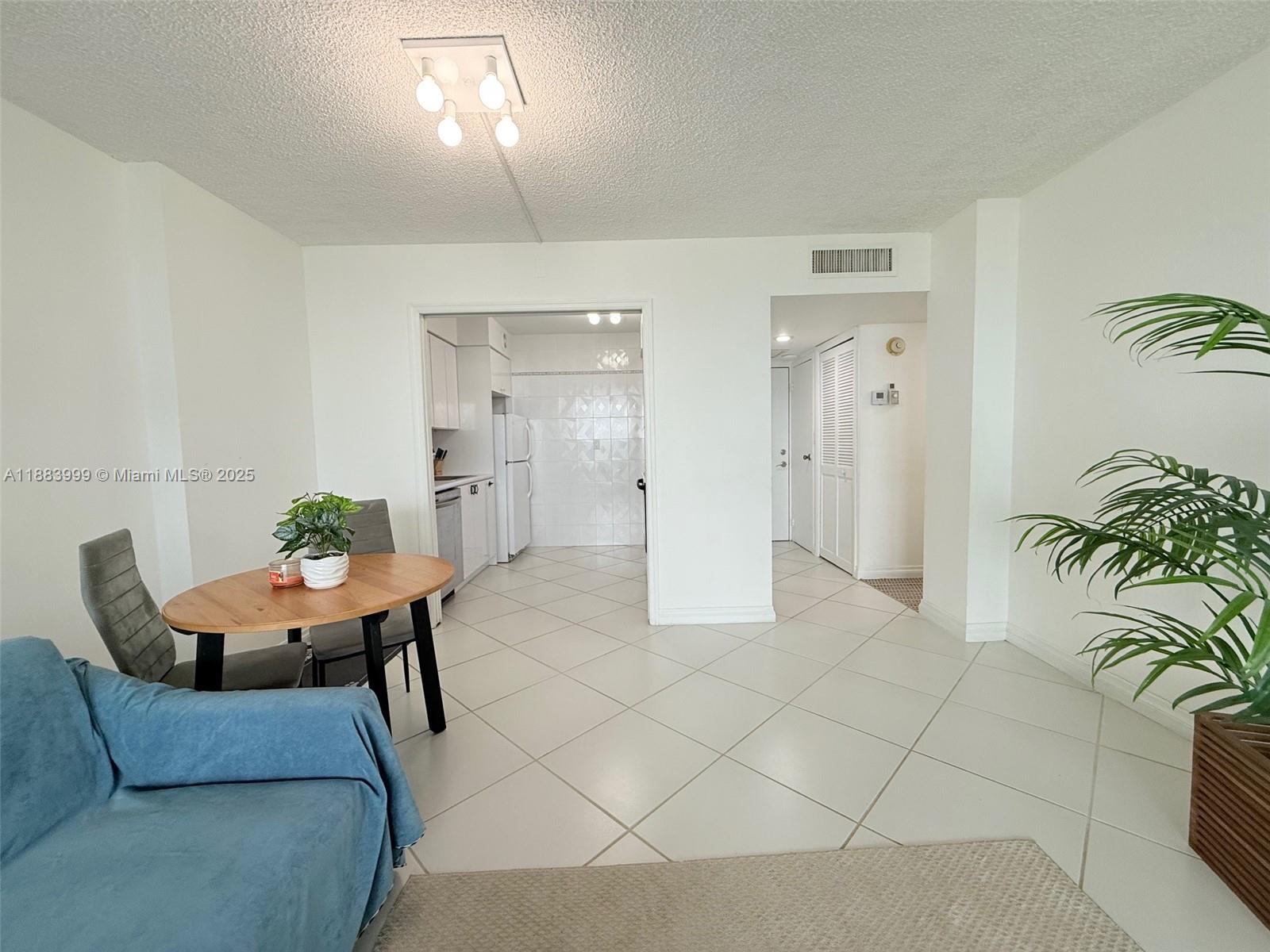 1902 1 / 2 991 sq. ft. $ 2025-09-24 0 foto