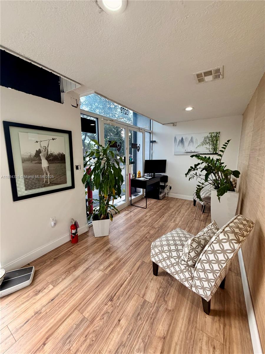 10  /   sq. ft. $ 2025-09-24 0 Photo