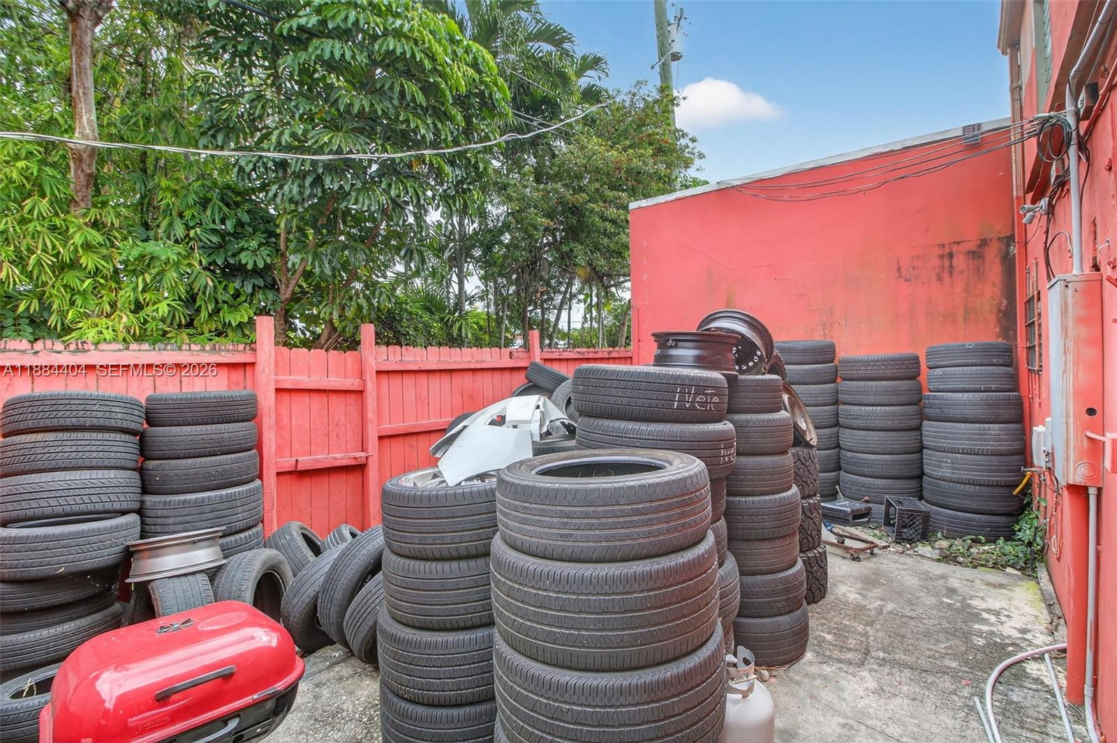   /   кв.футов $ 2025-09-24 0 Фото