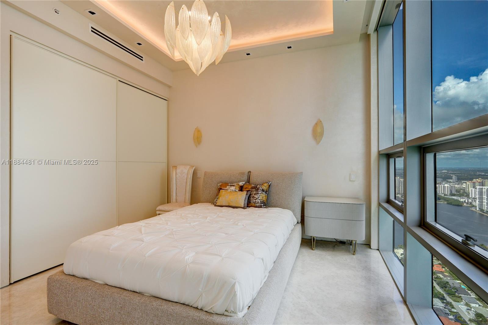 See details 5001 4 / 6 3625 sq. ft. $ 2025-09-24 0 Photo