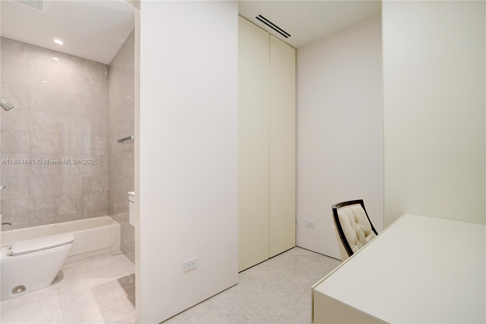 See details 5001 4 / 6 3625 sq. ft. $ 2025-09-24 0 Photo