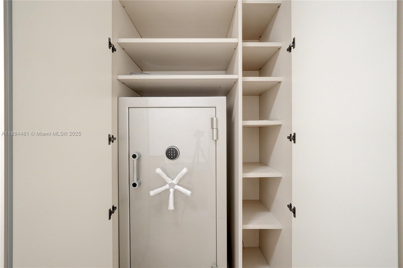 See details 5001 4 / 6 3625 sq. ft. $ 2025-09-24 0 Photo