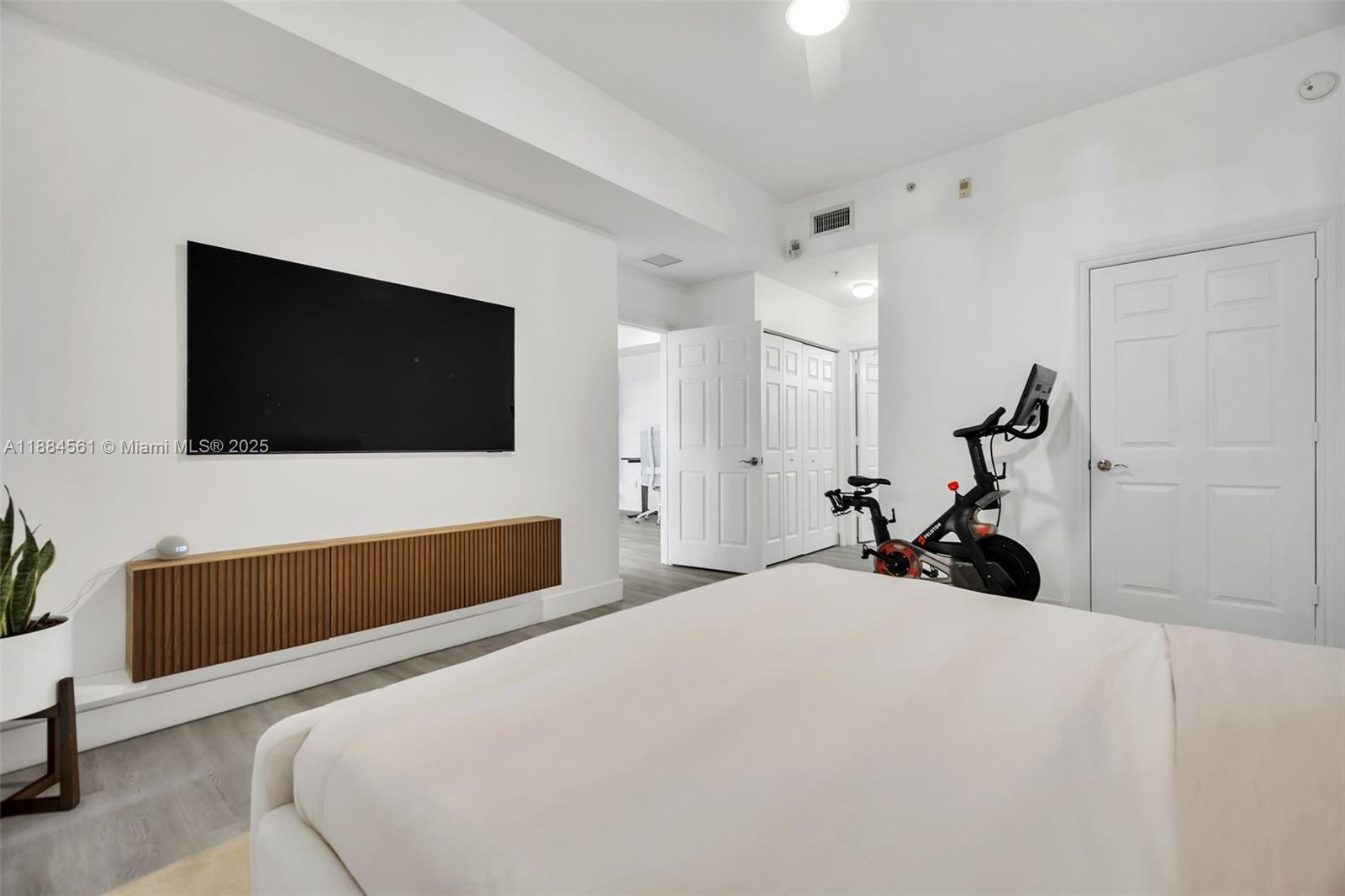 Photo of 3001 185th St  #523, Aventura, Florida, 33180 - 