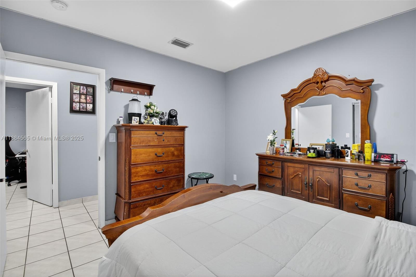 See details / 2343 sq. ft. $ 2025-09-25 0 Photo