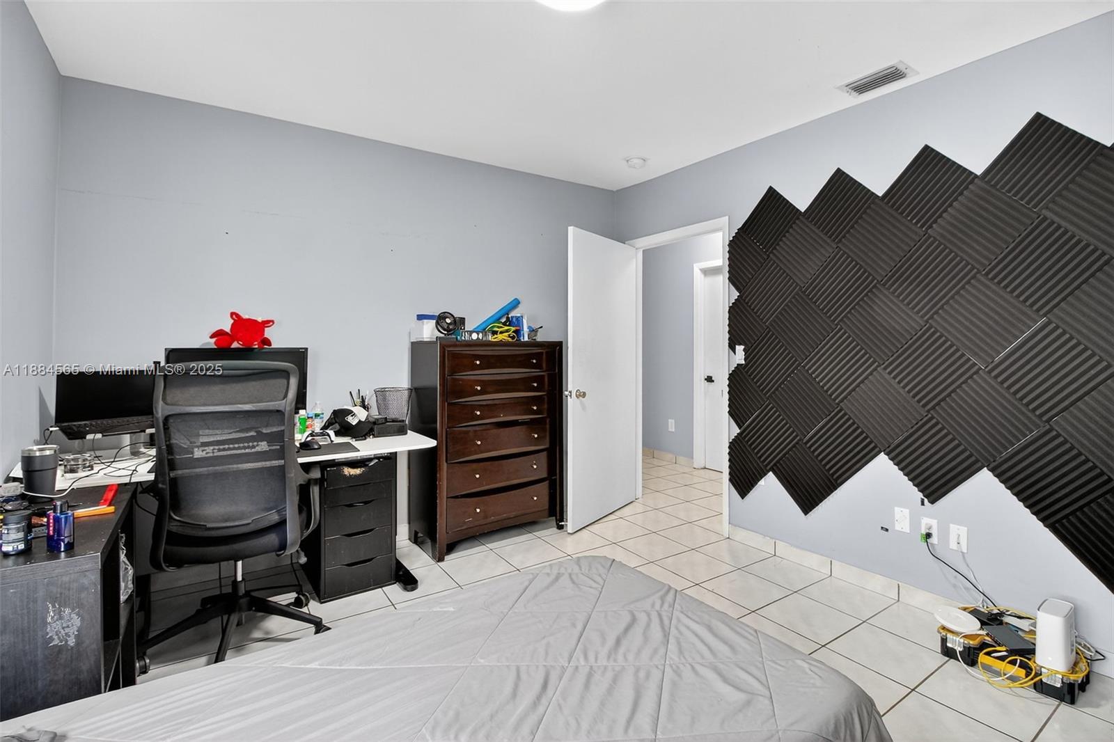 See details / 2343 sq. ft. $ 2025-09-25 0 Photo