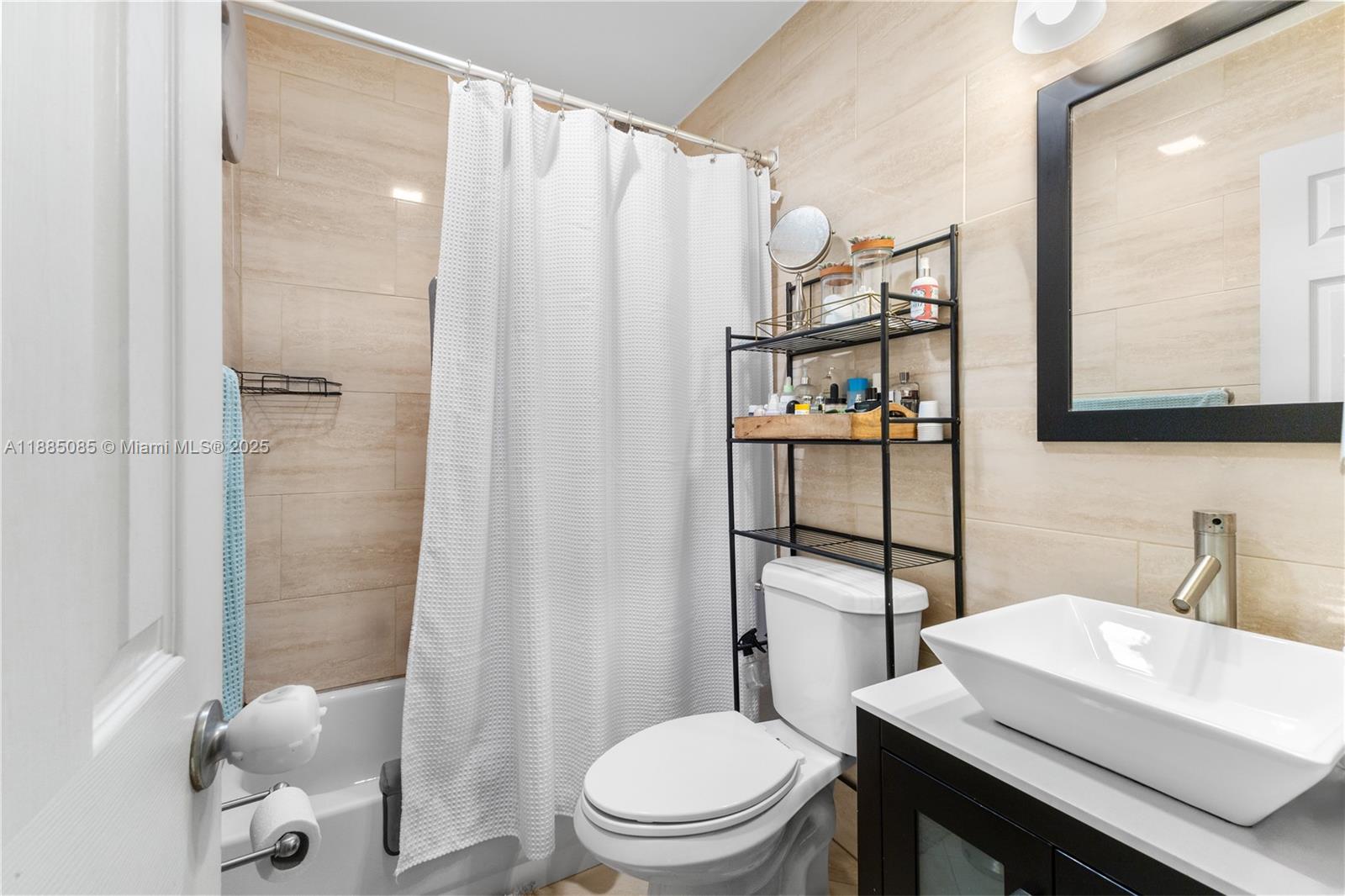   /  2015 sq. ft. $ 2025-09-25 0 foto
