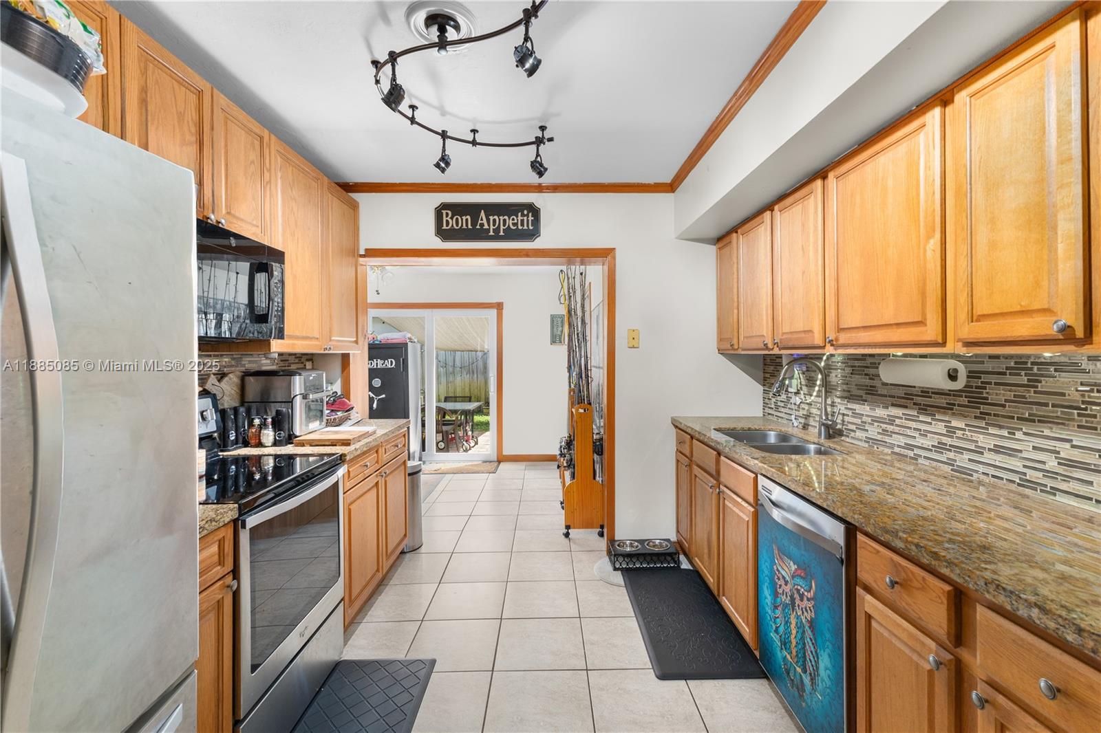   /  2015 sq. ft. $ 2025-09-25 0 foto