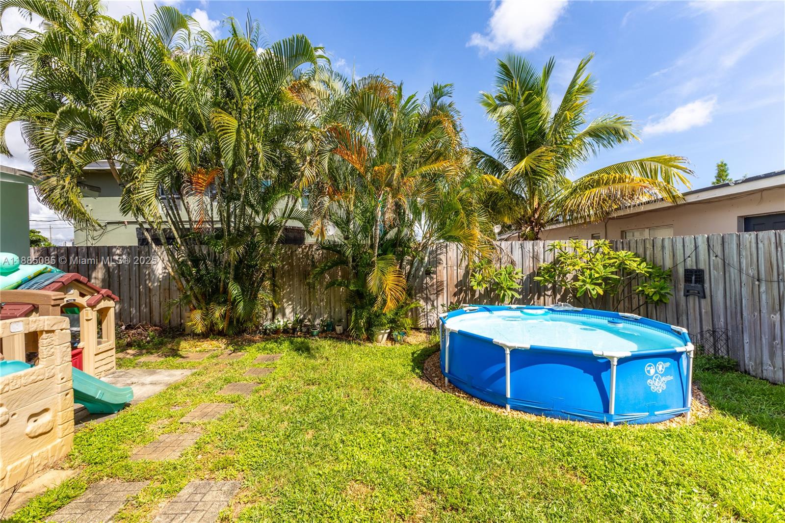  /  2015 sq. ft. $ 2025-09-25 0 foto