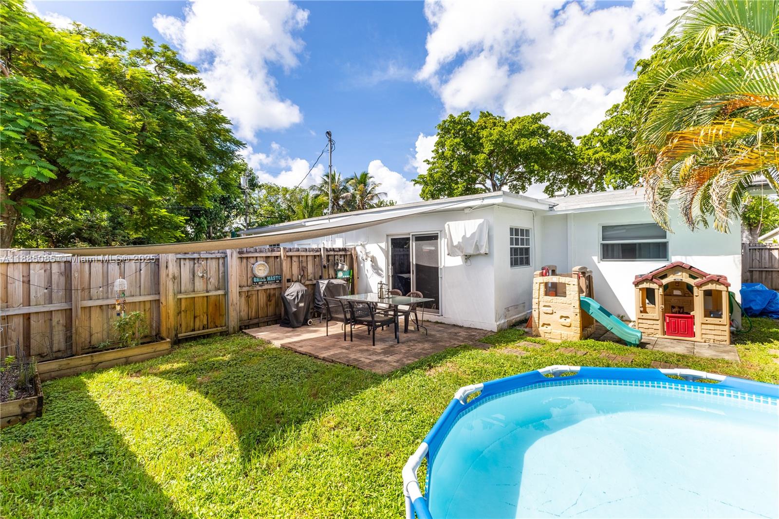   /  2015 sq. ft. $ 2025-09-25 0 foto