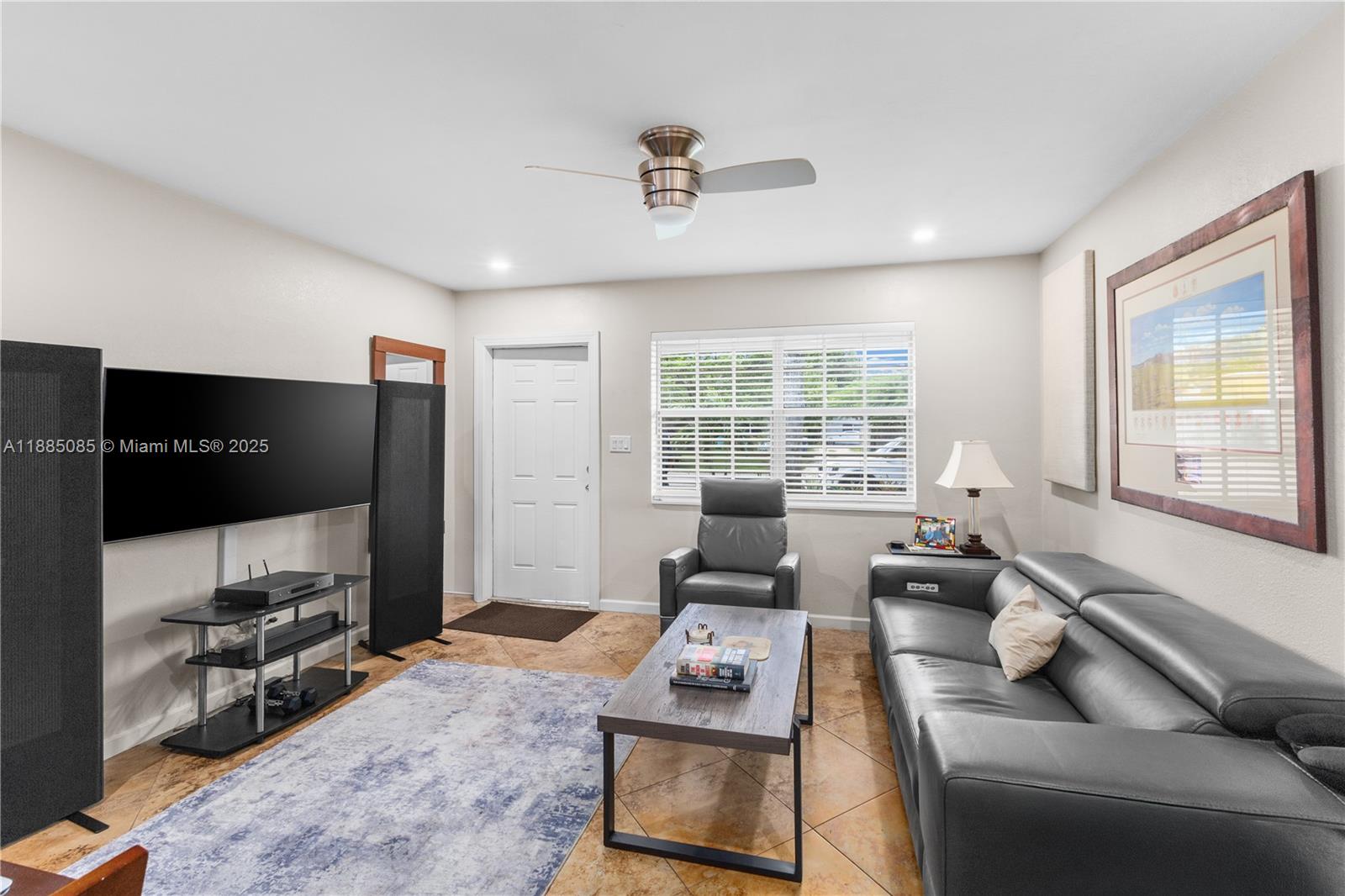   /  2015 sq. ft. $ 2025-09-25 0 foto