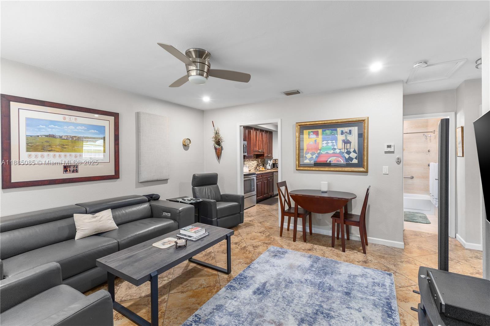   /  2015 sq. ft. $ 2025-09-25 0 foto