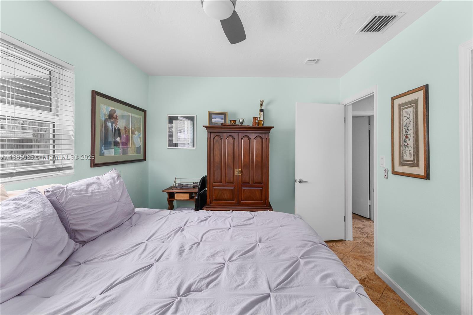   /  2015 sq. ft. $ 2025-09-25 0 foto